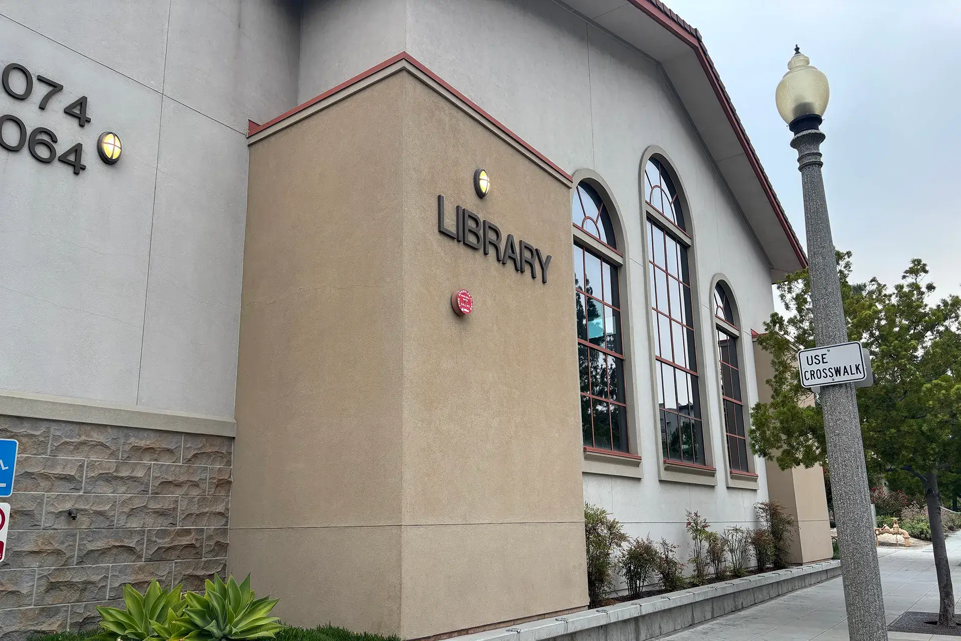 La Mesa Friends of the Library Donate books
